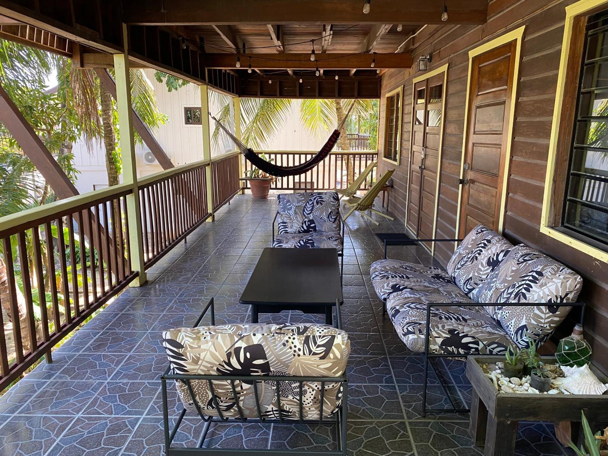 Driftwood Gardens Guesthouse Placencia エクステリア 写真